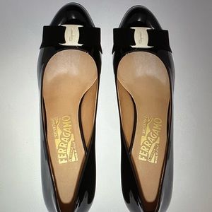 Salvatore Ferragamo Vara Bow Pump 8.5 C New Black